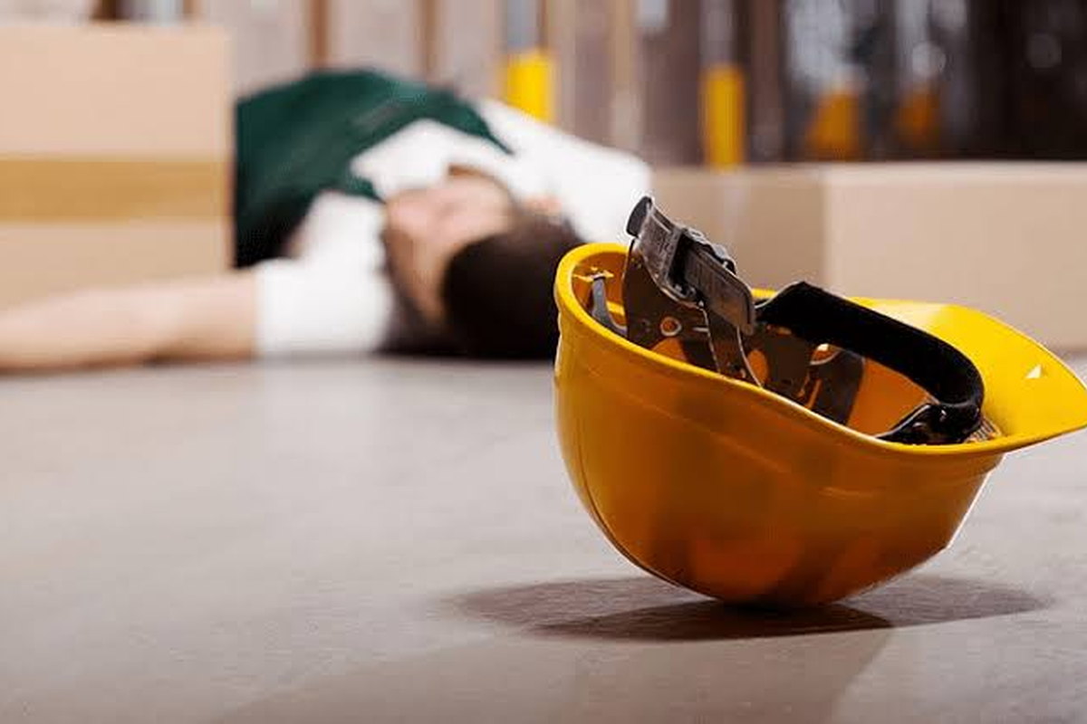 Casco de seguridad tras un accidente laboral